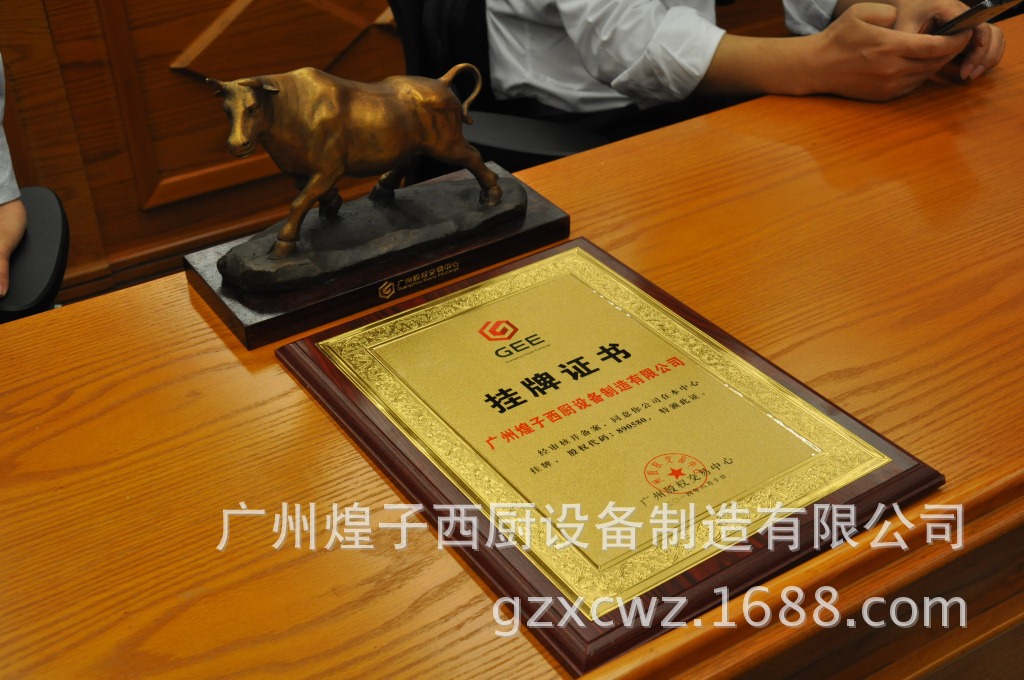 工廠直銷 水吧奶茶店專用制冰機(jī) 商用120公斤冰粒機(jī) 酒吧方冰機(jī)